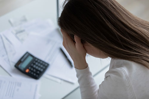 浪費が原因で自己破産をする方法は？ 手続き方法や注意点を解説