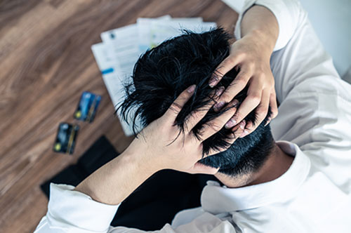 自己破産は20代でもできる？ 将来への影響や他の選択肢を解説